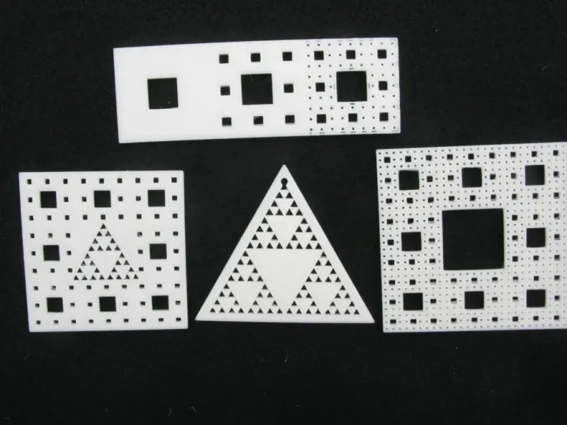 Triunghiuri și covoare Sierpinski 