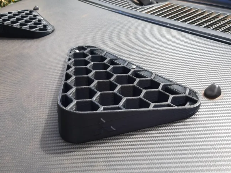 Hood scoop vent