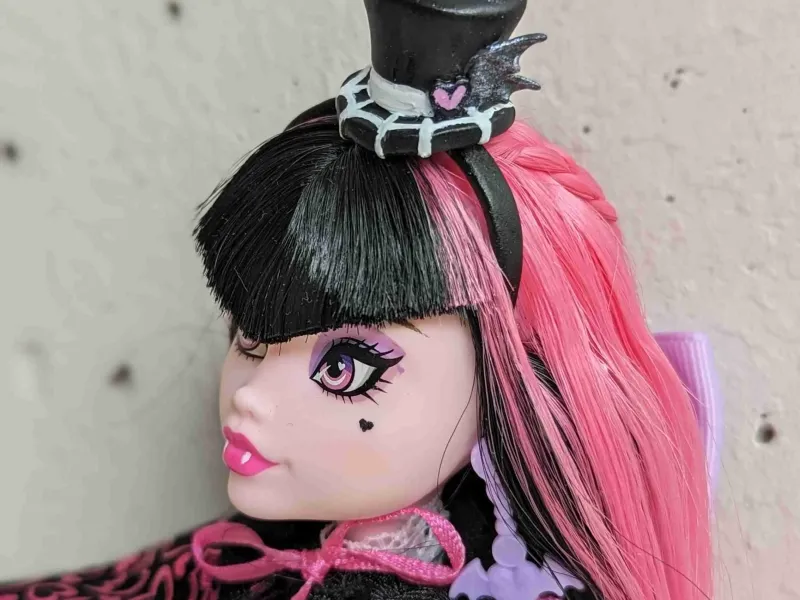 Draculauras Zirkusmütze für Monster High