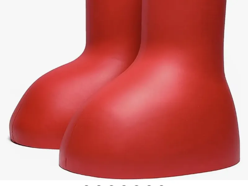 حذاء أحمر كبير
