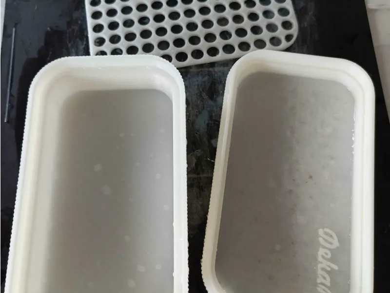 Soap box with drainer