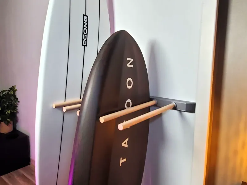 Estante modular para tablas (surf, SUP, wing, esquí...) montado en la pared