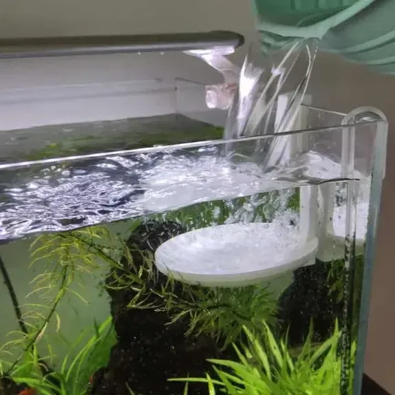 Deflettore di riempimento per acquario