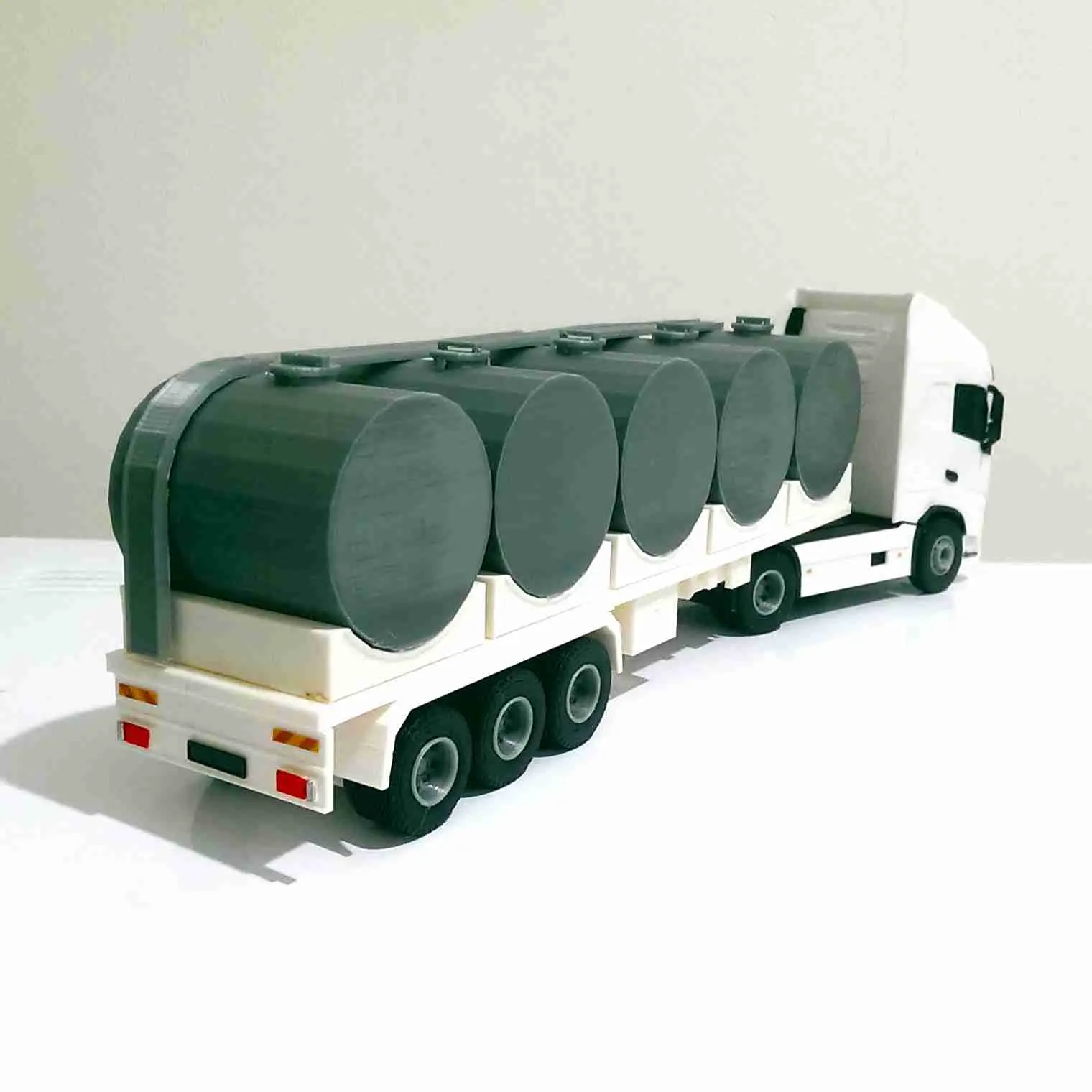 VOLVO-LKW UND MILCHANHÄNGER
