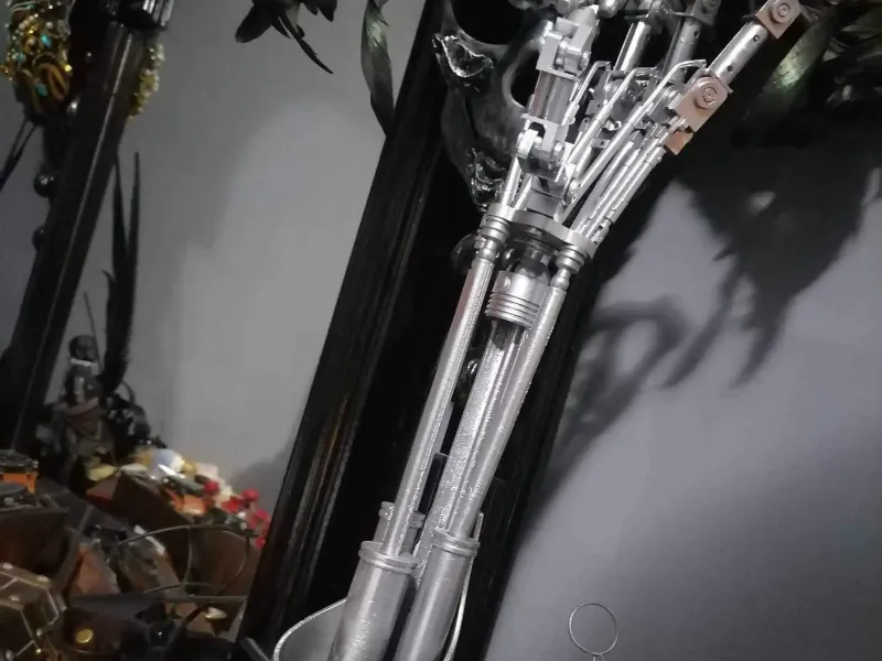 Terminator-Arm in Originalgröße