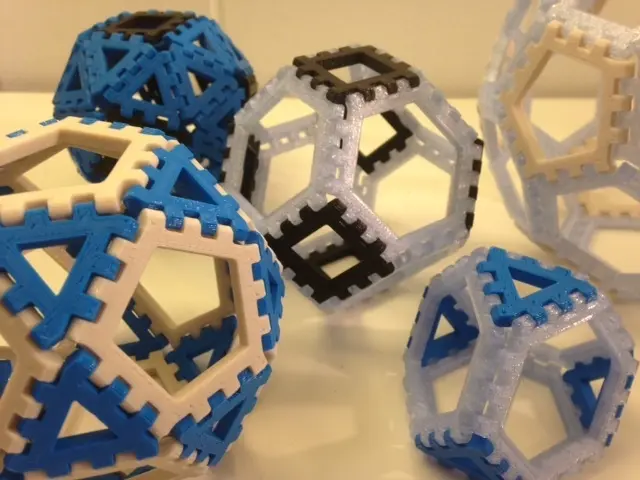 Poly-Snaps: Tiles for Building Polyhedra