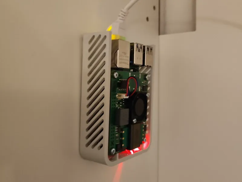 Raspberry Pi + PoE Hat open case with wallmount