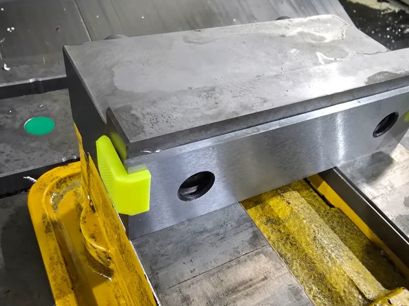 Vise parallel holder (CNC/Bridgeport)