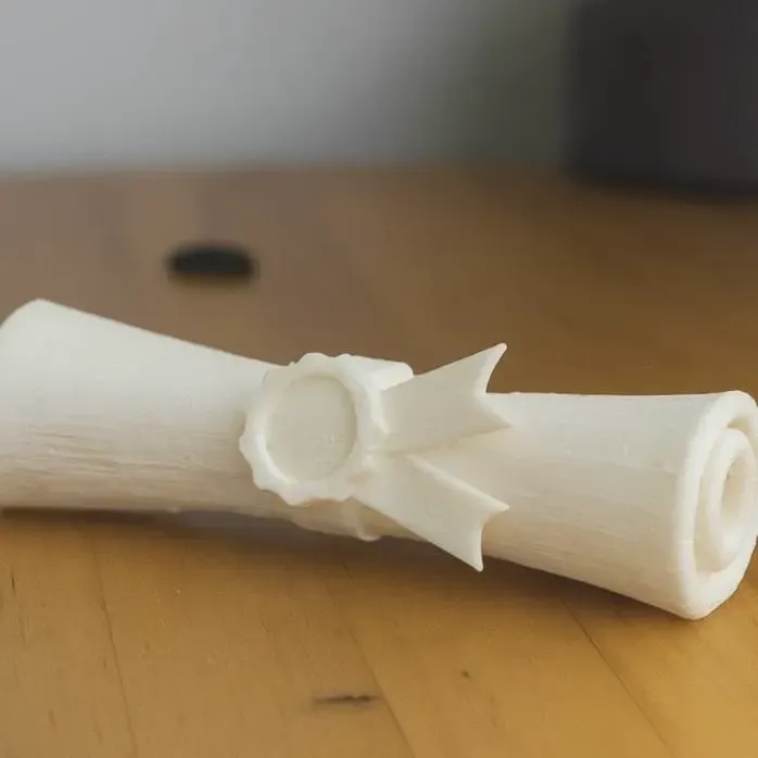 Figurine de rouleau de diplôme