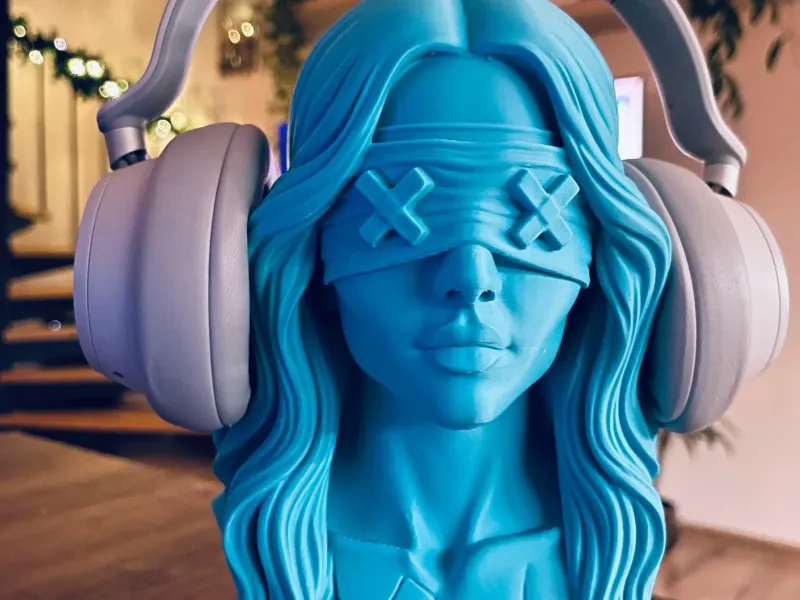 Ragazza bendata portacuffie o cappelli