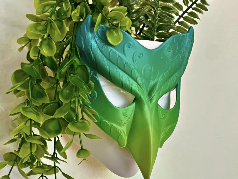MASKED GIRL ON THE WALL PLANTER
