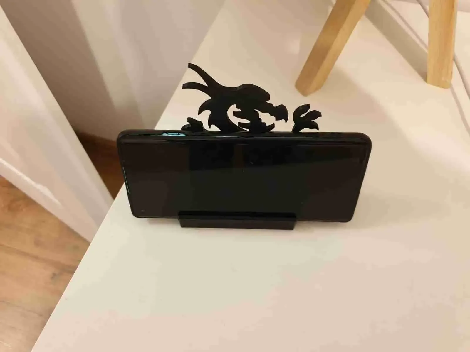 Dragon holder for phone
