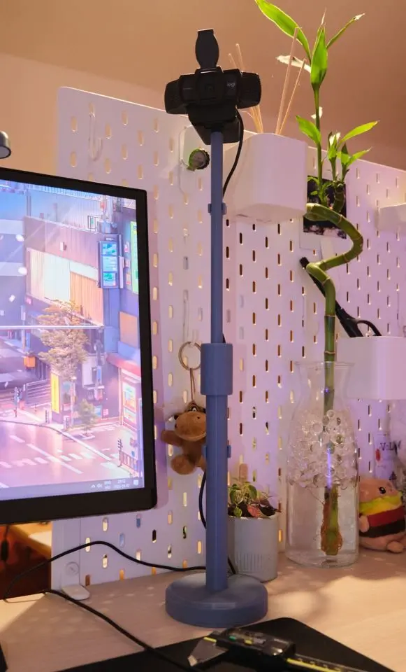 Telescopic desk stand for webcams