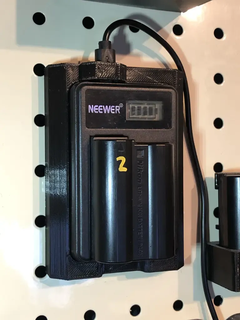 Neewer 1" Pegboard için Akü Şarj Cihazı Bağlantısı