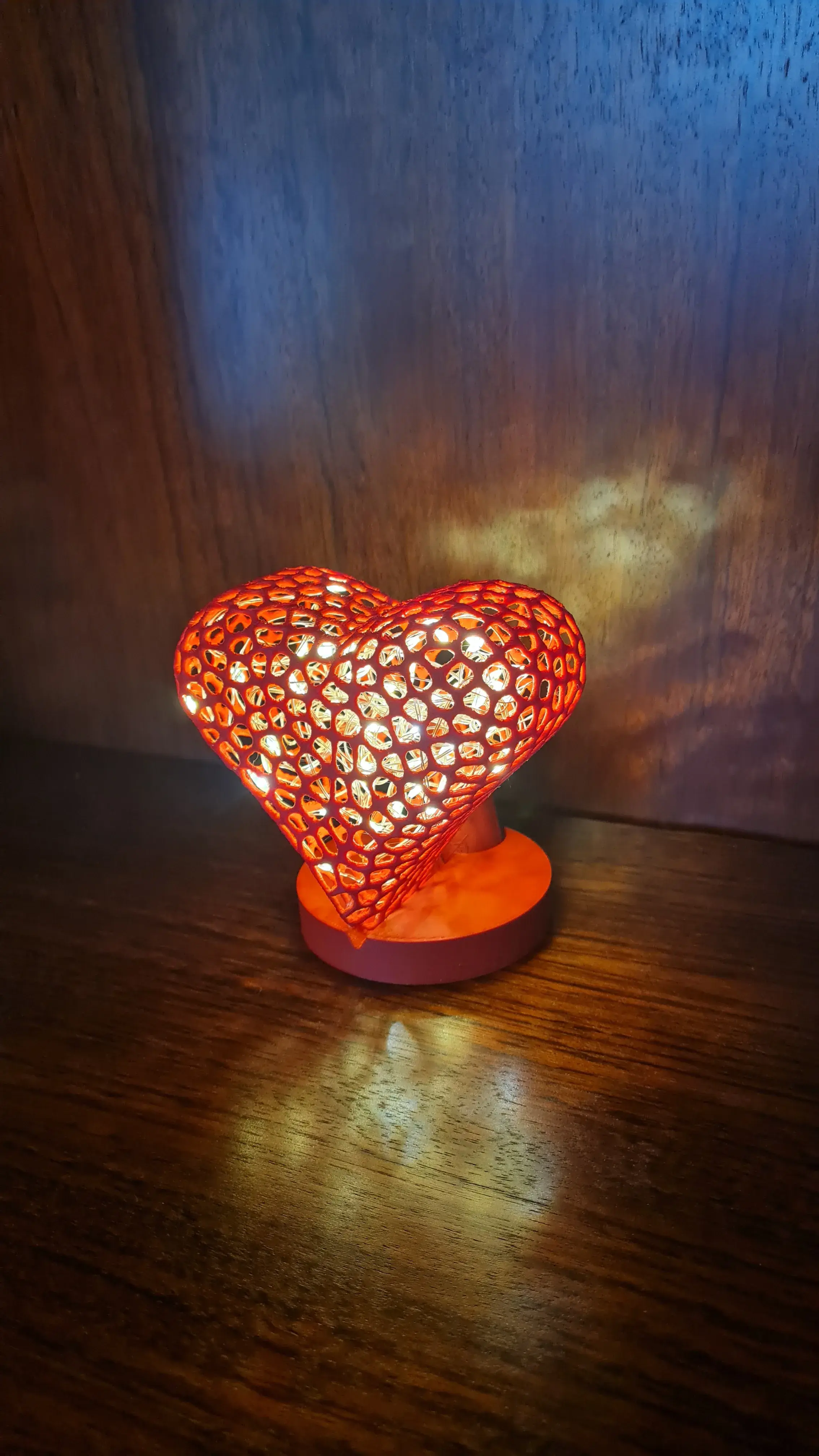 Lampada a cuore voronoi con base