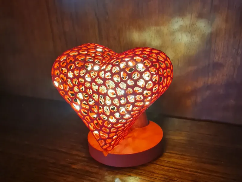 Lampada a cuore voronoi con base