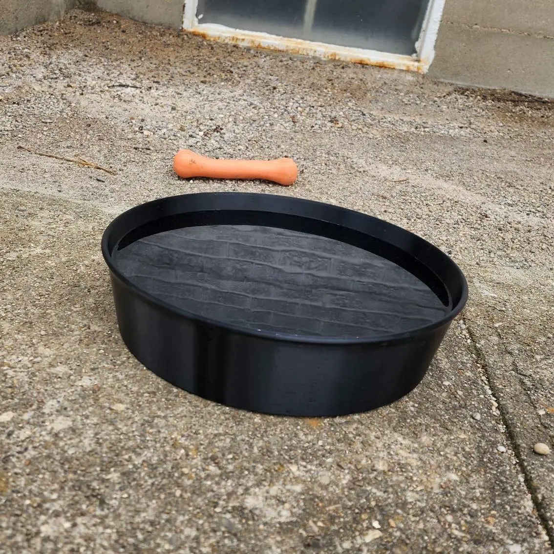 Extra Large outdoor water bowl for dogs.