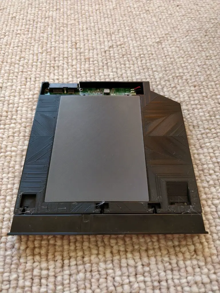 "Acer Aspire E 15" disk kuklası ve "Lenovo Thinkpad seri numarası