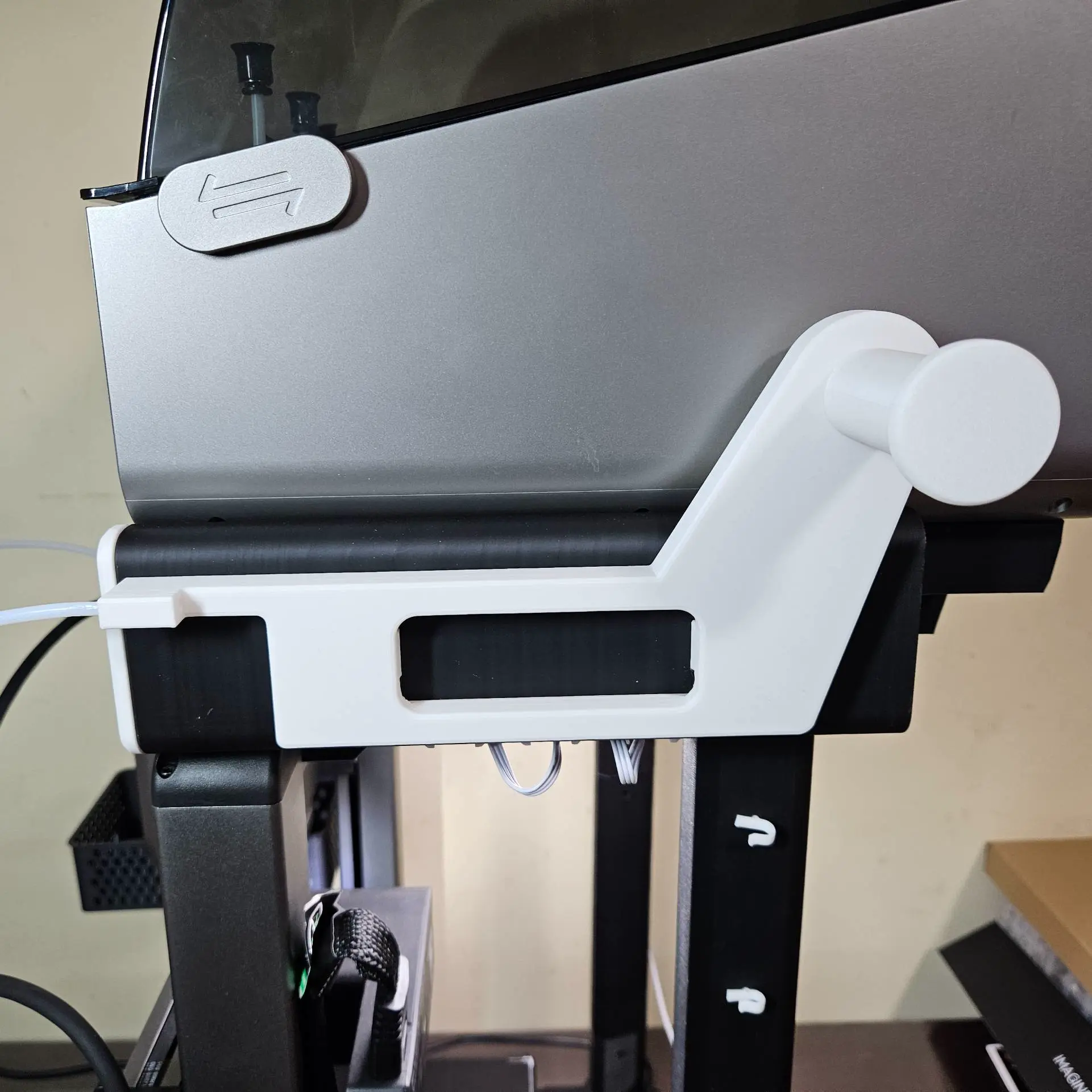 Interchangeable external spool holder