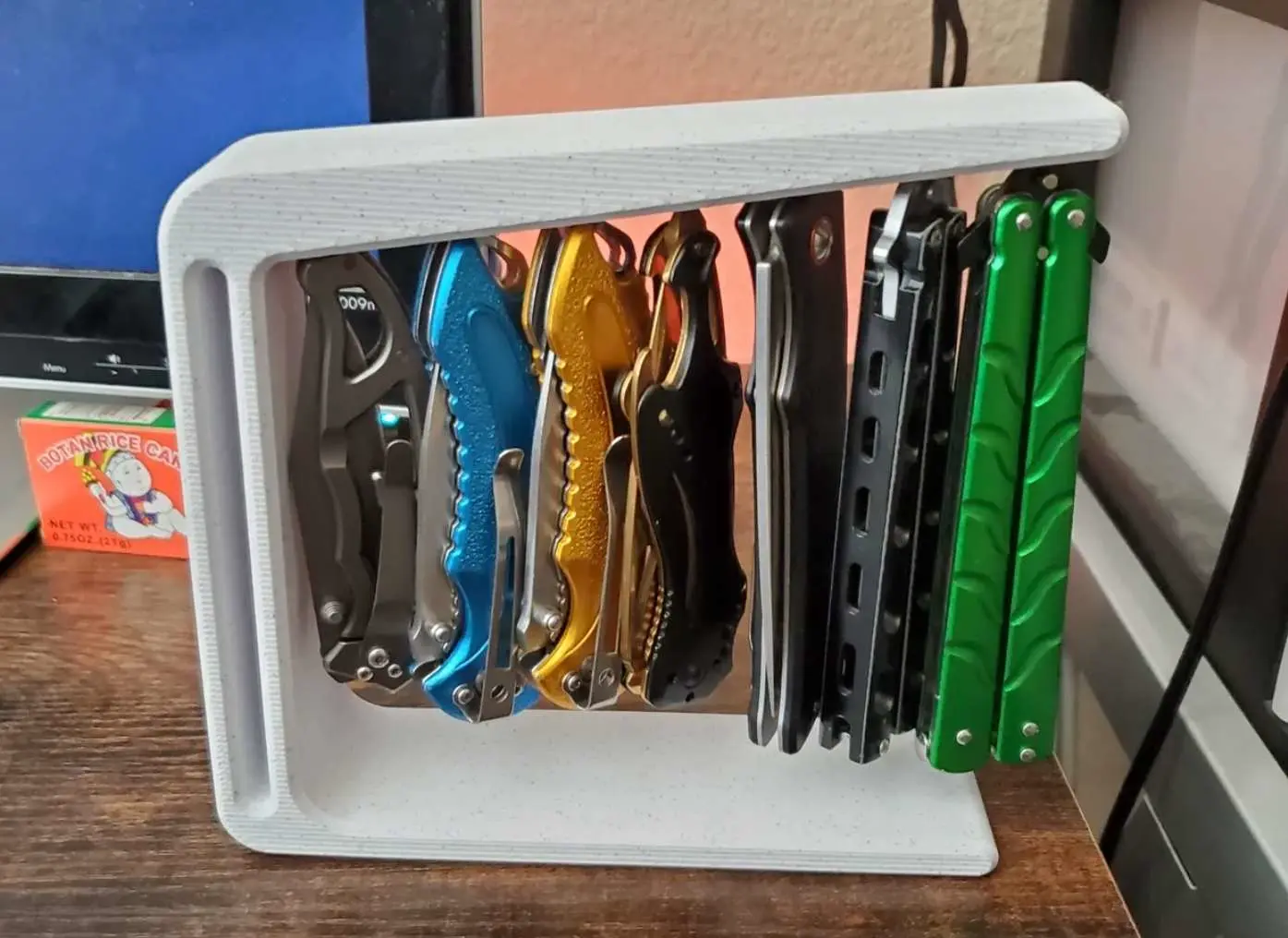Floating Magnetic Knife Display 