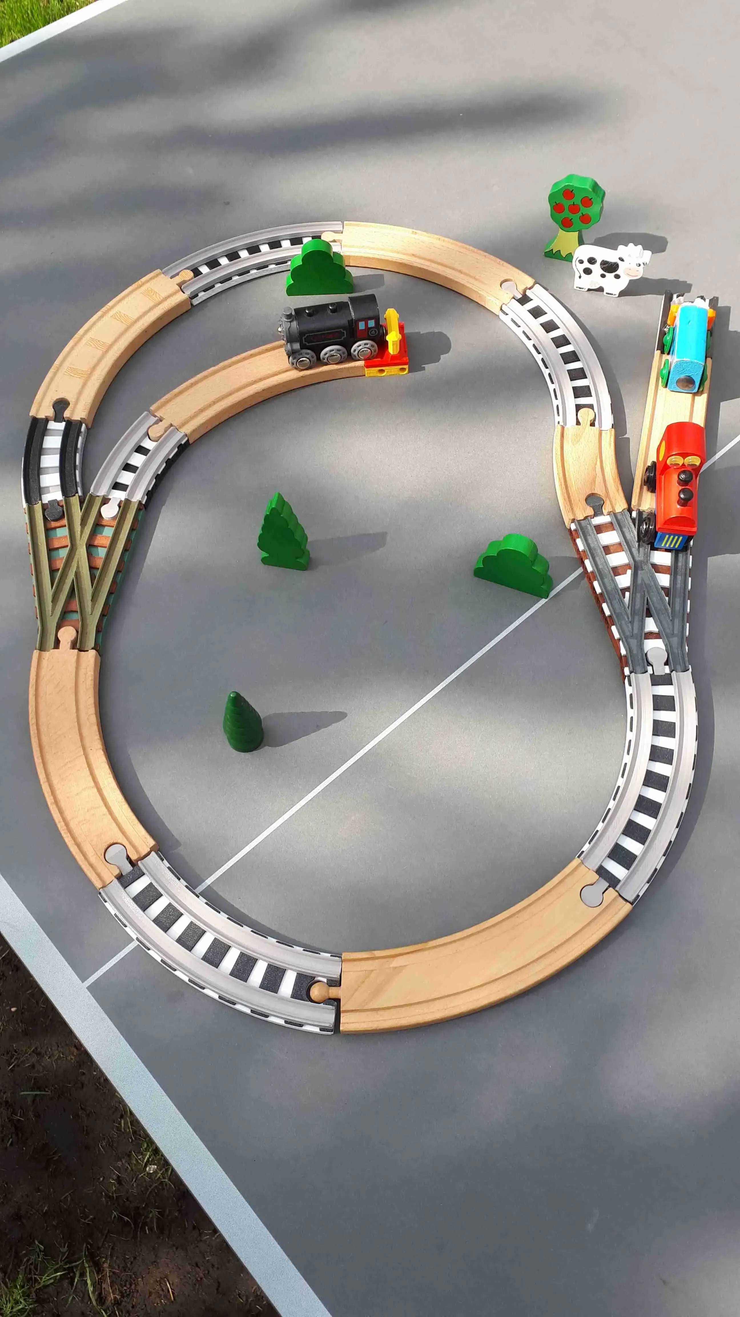 Wooden railway curves and forks with sleepers