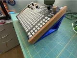 Synthstrom Deluge stand-0