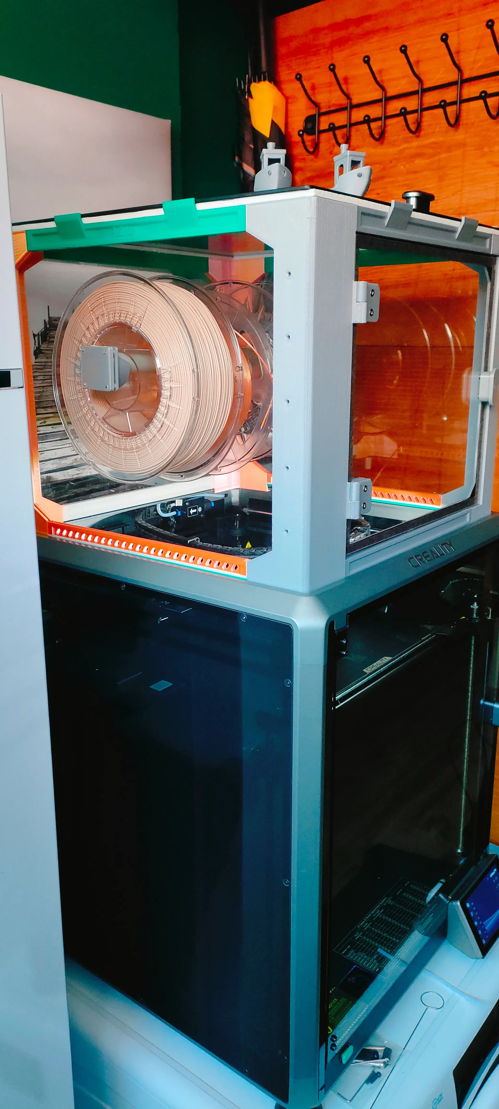Caixa de filamentos K1 Max acima da impressora