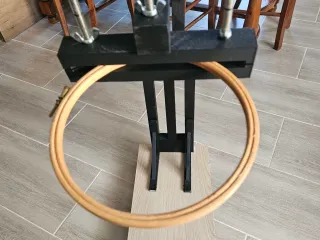 Pince de serrage pour tambour à broder
