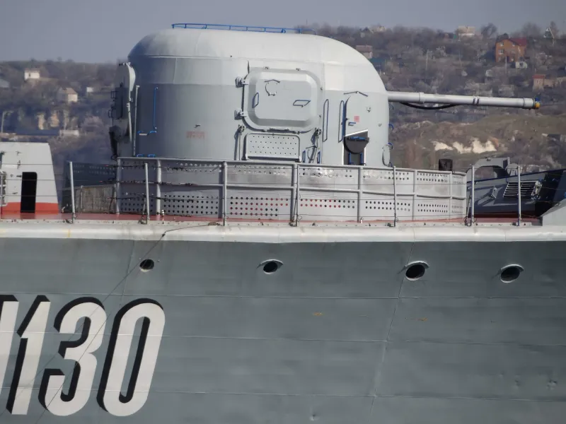 AK-100 ist eine sowjetische einläufige Marinegeschützlaflafette.
