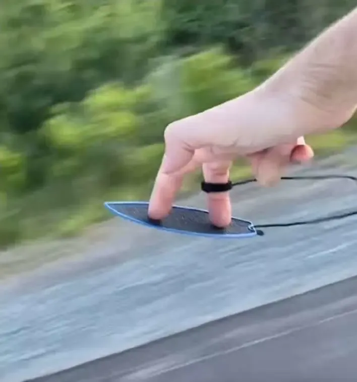 Finger_Surfbrett_mit_Finne