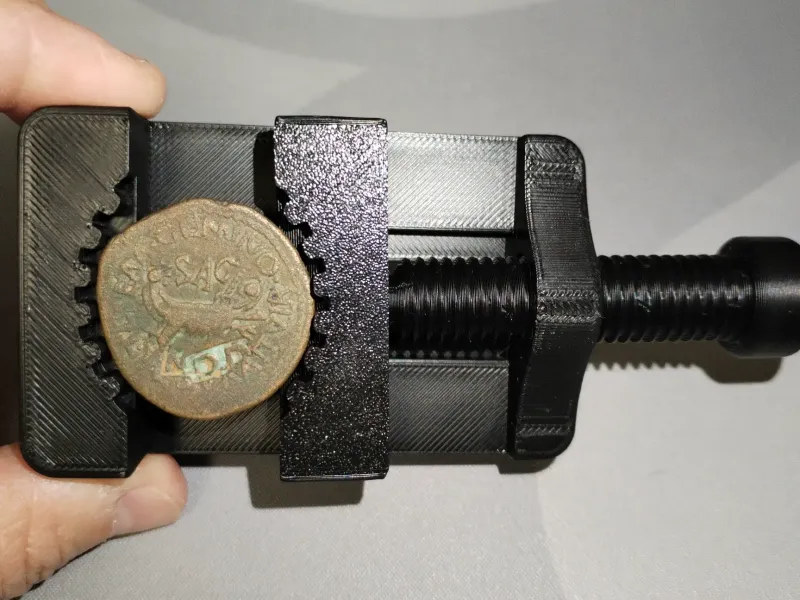 Sujeta monedas para limpieza