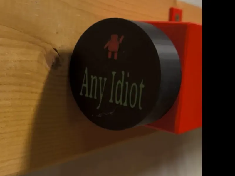 Tappo Any Idiot da 65 mm con nome e logo