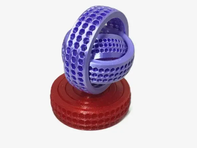 Brinquedo com anéis rotativos