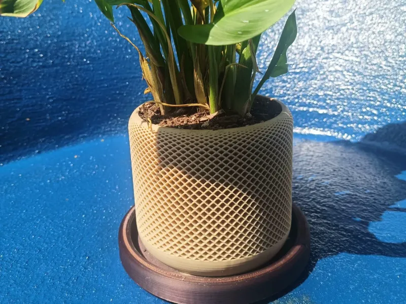Pot de plante avec grille et soucoupe