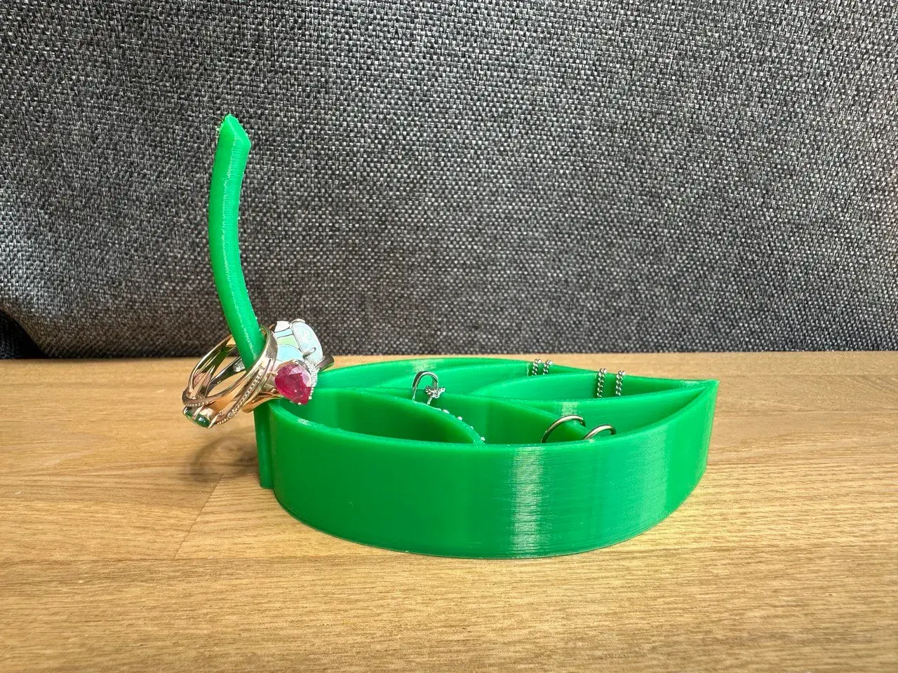 Leaf jewelry holder