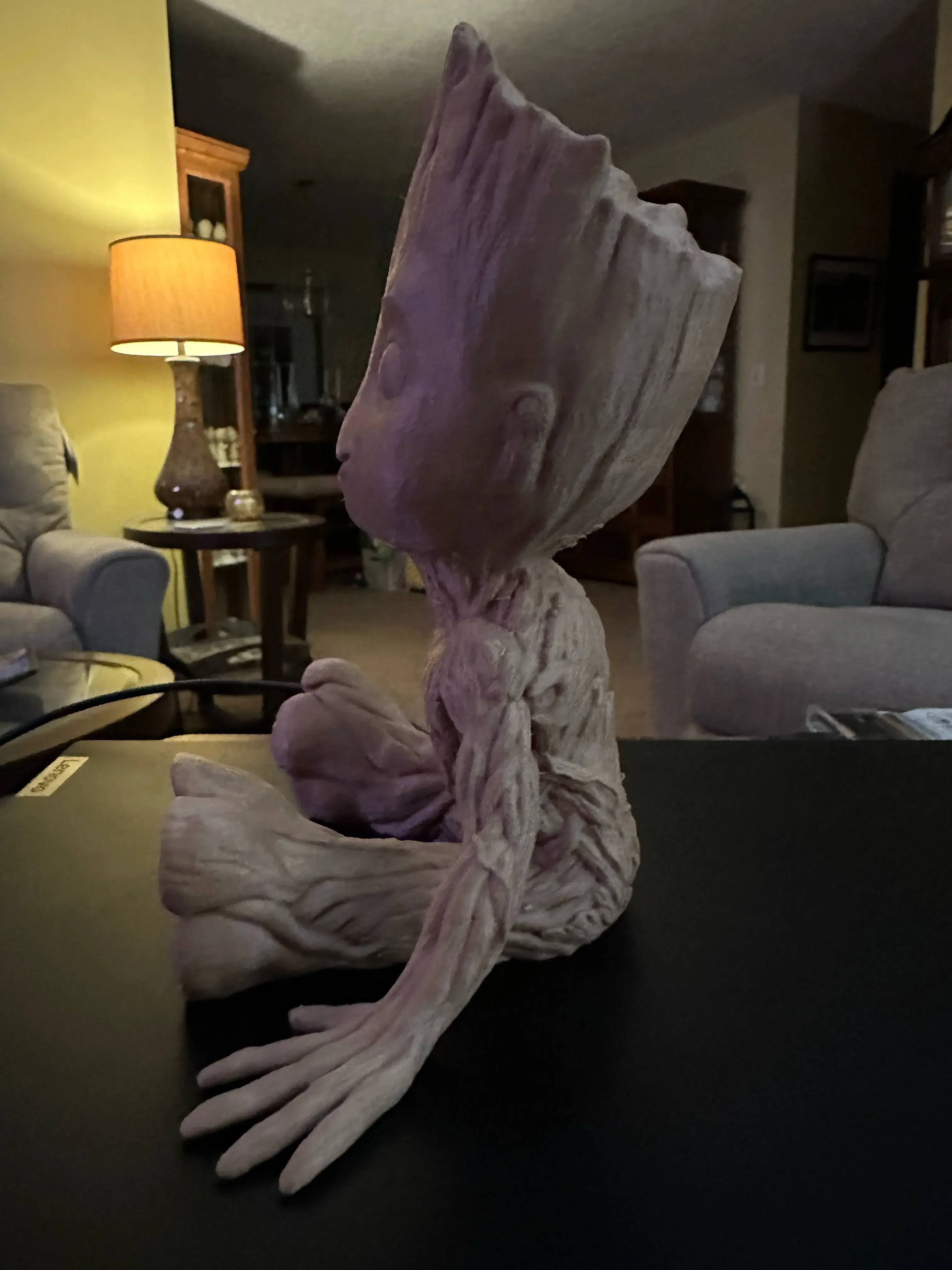 Baby Groot sitzend winkend
