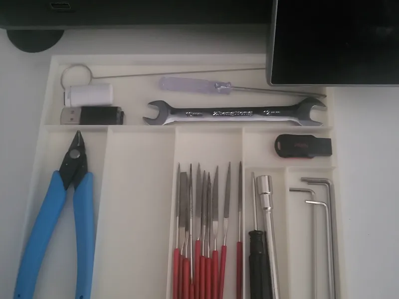 K1_underdesk