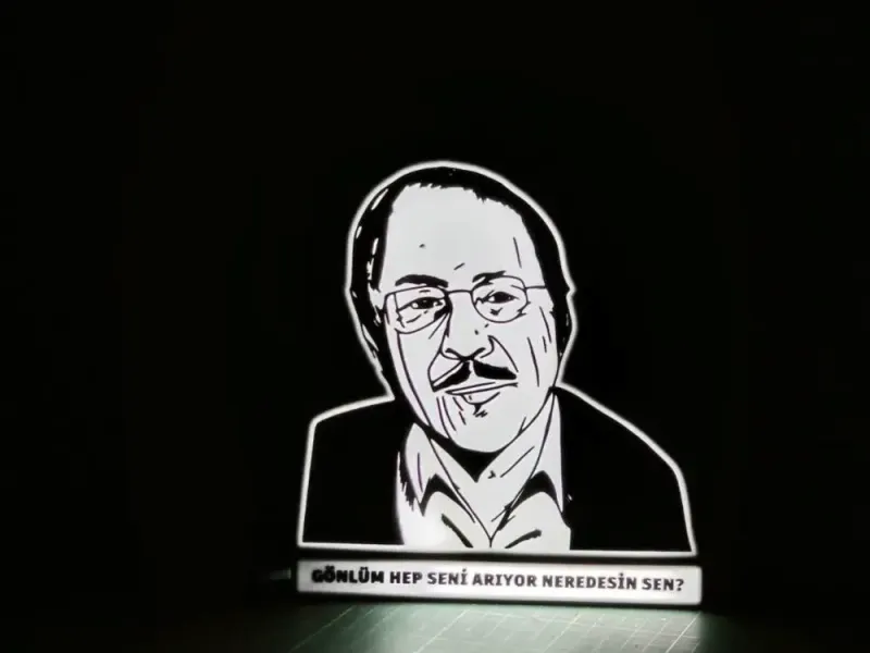 Neşat Ertaş Leuchtkasten