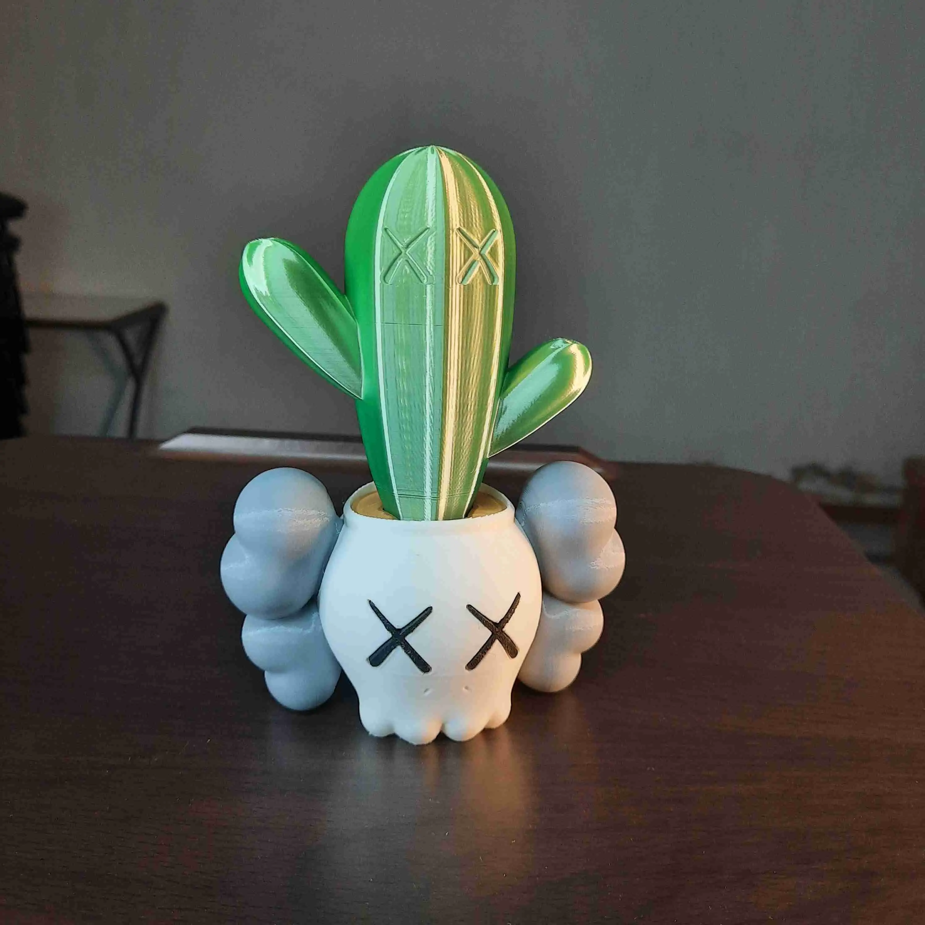 KAWS PFLANZGEFÄSS MIT KAKTUS (NACH FARBEN GETRENNT)