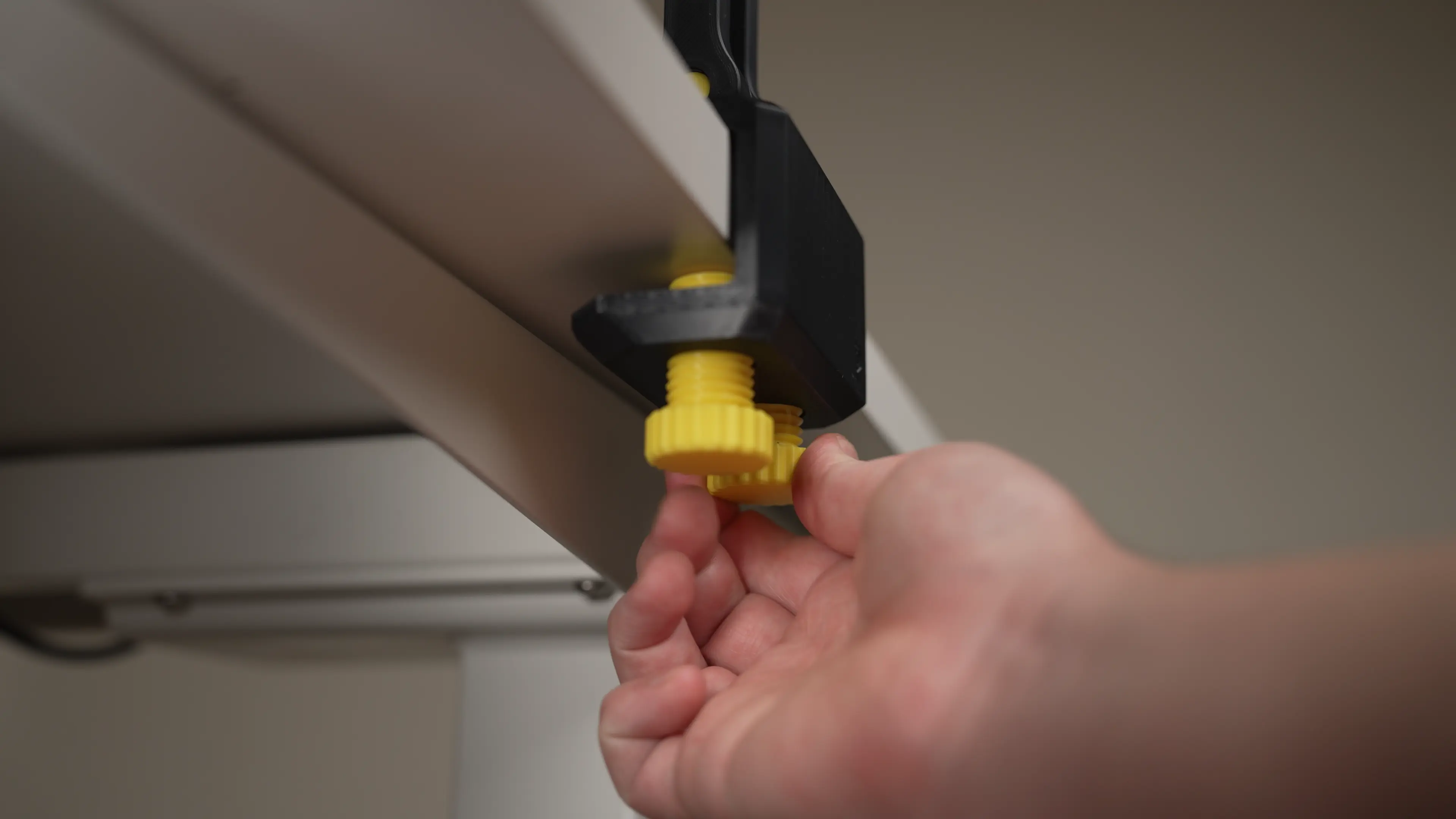 ELEGANT MINIMALIST TRIPOD FOR TABLE