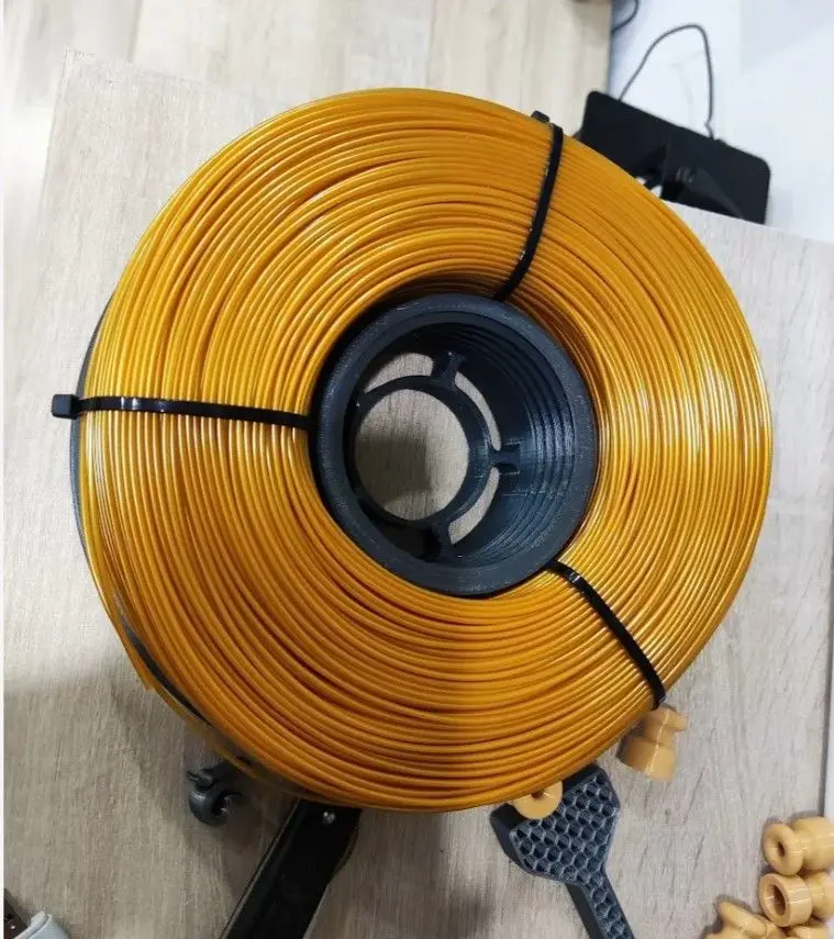 Collapsible spool for filament in skeins