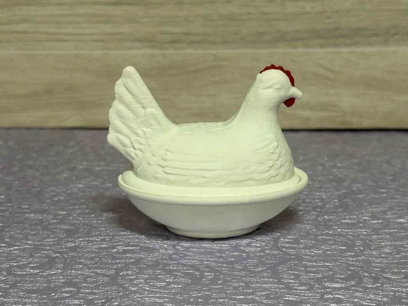 Gallina sul nido, ispirata al vetro dell'Indiana.