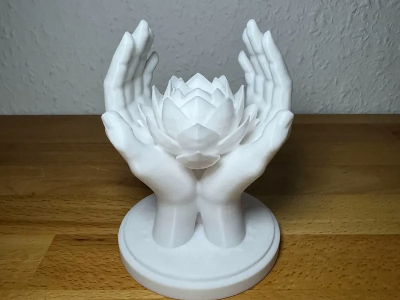 Lotus in Hands – Dekorative Skulptur