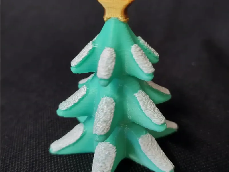 Figurita de árbol de Navidad nevado coronado con una estrella