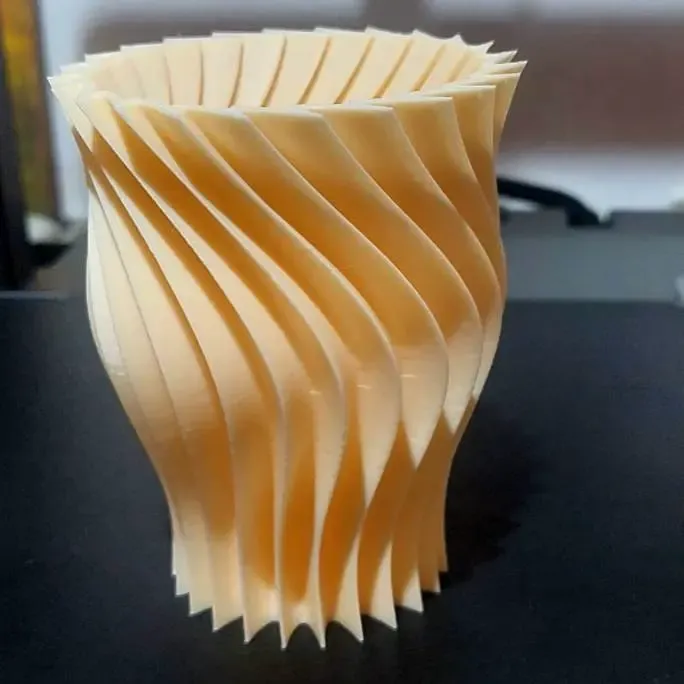 Jarrón de estructura helicoidal