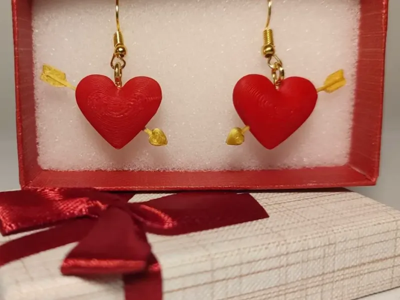 pendientes en forma de corazón con flechas