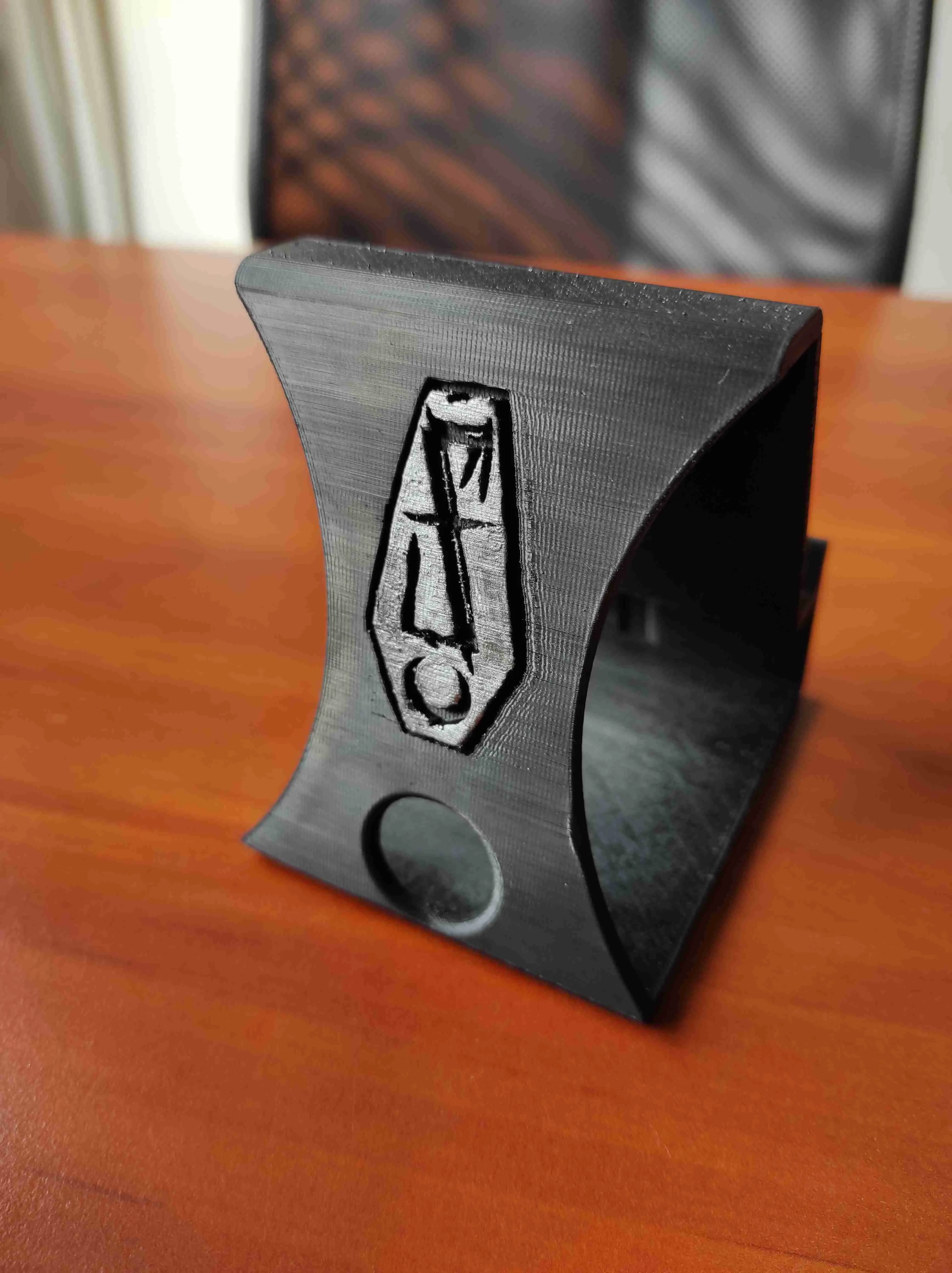 SOPORTE PARA TELÉFONO INSPIRADO EN LORNA SHORE