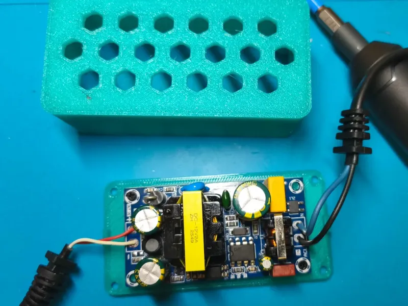 Custodia per alimentatore 12V 2A