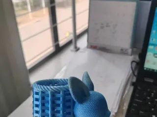 复活节背竹筐的针织兔笔筒