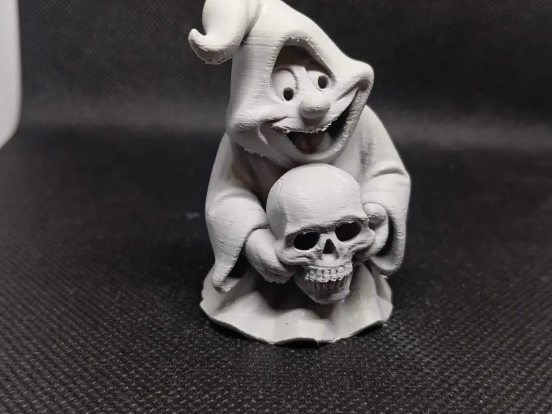 Halloween-Geist mit Schädel in den Händen